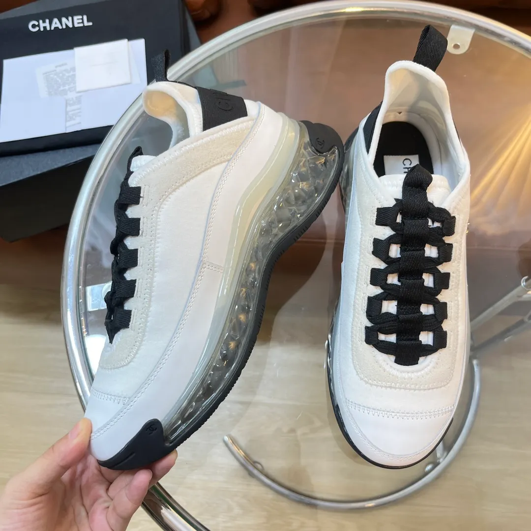 👟👟Ex-factory price 600👟👟 [Long-term supply of high-end versions] ⚠️Note: This model has many colors and the market has a complete range of colors. Welcome to consult ~ chanel Chanel Xiaoxiang casual sports shoes for couples and dad shoes for couples. The original version of the counter is 1:1, each color is accurately matched, and the internal standard is coded. ❣️Fabric material: original imported cow down + imported fabric, ❣️Inner material: imported breathable velvet, ❣️Outsole material: Original 1:1 mold opening, 3 layers of TPU ❣️Number of sizes: Women's 35-42 Men's 39-46 (Men's ➕10) Couple's version (with full set of high-end packaging)
